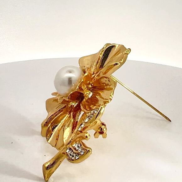 KJL Kenneth Jay Lane Faux Pearl Rhinestone Flower Brooch - Picture 6 of 10